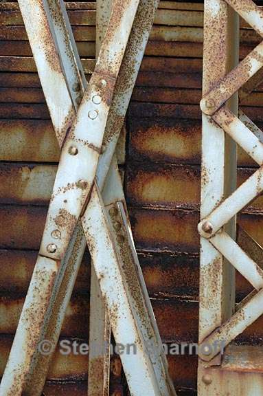 rusty steel girders 1 graphic