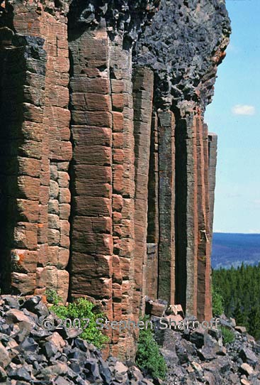basalt columns 1 graphic