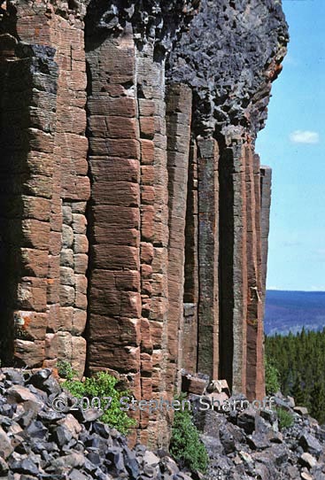 basalt columns graphic