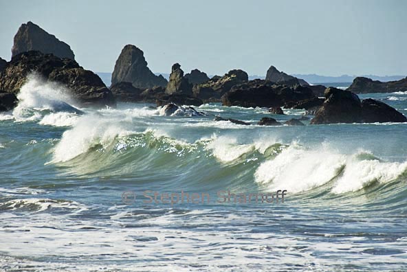 surf and rocks 1 graphic